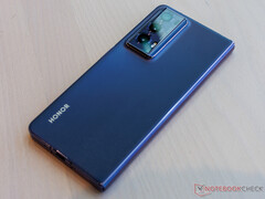 Honor verkoopt de Magic V2 in de kleuren Phantom Purple en Midnight Black. (Afbeeldingsbron: Notebookcheck)