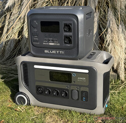 De Anker Solix F3000 is aanzienlijk groter dan de Bluetti Elite 300, maar ook krachtiger.