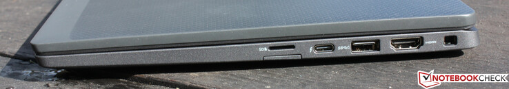 Rechts: MicroSD, eSim-kaart plaatshouder (niet bruikbaar), USB Type-C met Thunderbolt 4, USB 3.0 Type-A, HDMI 2.0, Noble Lock