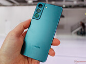 De Galaxy S22 vertrouwt op een 3.700 mAh batterij, 300 mAh kleiner dan zijn voorganger. (Afbeelding bron: NotebookCheck)