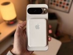 Een nieuwe Pixel met een oud Apple accessoire. (Afbeeldingsbron: @1PaulJ_ via X)