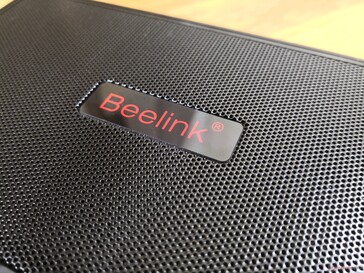 Beelink logo lijkt steeds te veranderen afhankelijk van het mini PC model. Hier is het rood in plaats van het gebruikelijke geel of wit