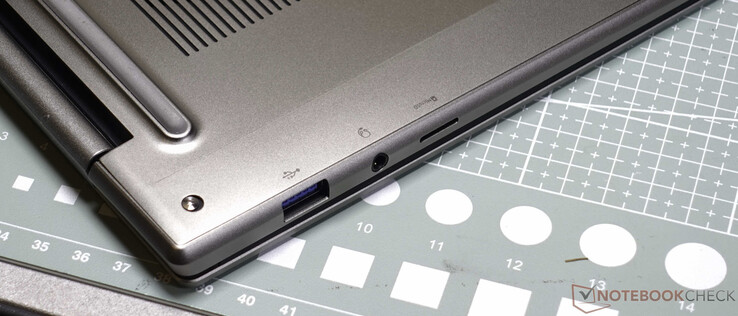 Rechterkant: USB-3-A, 3,5-mm koptelefoon, microSD