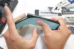 OnePlus beweert dat er geen problemen zijn met de structurele integriteit van de OnePlus 10T. (Afbeelding bron: JerryRigEverything)