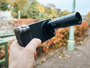 De X300 Pro met de gemonteerde teleconverter (beeldbron: Alex Wätzel)