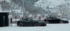 Tesla's zijn vaak immobiel in de extreme kou, omdat ze gewoon niet opladen tot de accu's opgewarmd zijn. (Afbeeldingsbron: Forbes)