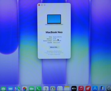 Het Over deze Mac-venster op de MacBook Neo laat de Apple A18 Pro-chip, 8 GB geheugen en macOS Tahoe 26.4 zien