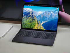 De MacBook Pro M5 op een bureau.