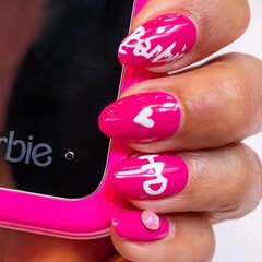 De HMD Barbie flip-telefoon is voorzien van het Barbie-logo in een groot lettertype en de klassieke 'Barbie-roze' rand. (Afbeeldingsbron: HMD via X/Twitter)