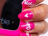 De HMD Barbie flip-telefoon is voorzien van het Barbie-logo in een groot lettertype en de klassieke 'Barbie-roze' rand. (Afbeeldingsbron: HMD via X/Twitter)
