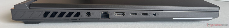 Links: PSU, Gigabit-Ethernet, HDMI 2.1 FRL, USB-C 4.0 (40 GBit/s, DisplayPort 2.1), USB-C 4.0 (40 GBit/s, DisplayPort 2.1, Power Delivery), 3,5 mm audio-aansluiting)