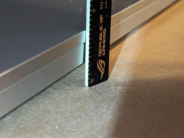 De Surface Laptop Ultra heeft een kleine rand aan de voorkant die helpt bij het openen van het scherm.