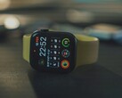 Een Apple Watch SE op een tafel (Afbeelding bron: Onur Binay via Unsplash; bijgesneden)