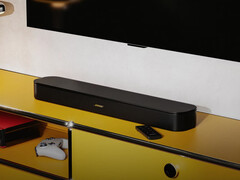 De TV Speaker 2nd Gen wordt gelanceerd met een centrale tweeter. Afgebeeld: de soundbar onder een tv.