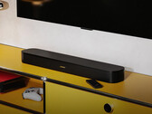 De TV Speaker 2nd Gen wordt gelanceerd met een centrale tweeter. Afgebeeld: de soundbar onder een tv.