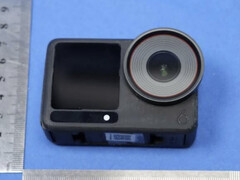 Afgebeeld: De geruchtmakende aankomende DJI Action 6, met een geribbeld lensontwerp in vergelijking met de gladde lens van de Action 5 Pro (Beeldbron: FCC)