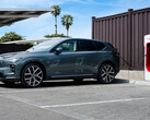 Vanaf het vierde kwartaal van 2026 kunnen bestuurders van volledig elektrische Volvo-modellen, zoals de compacte EX30, meer dan 20.000 Tesla Superchargers in heel Europa rechtstreeks via de fabriekssmartphone-app gebruiken.