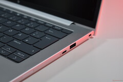 De rechterkant van de HP EliteBook 8 G1a 14 (bron: Benjamin Herzig)