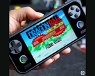 De Yoo Y1 retro gaming handheld van Lao Zhang afgebeeld
