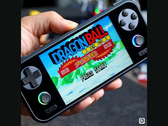 De Yoo Y1 retro gaming handheld van Lao Zhang afgebeeld