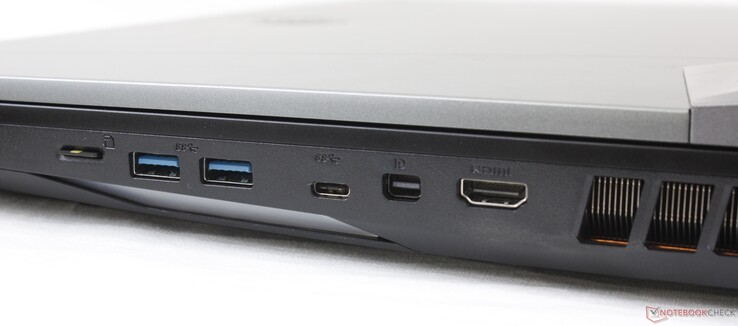 Rechterkant: MicroSD kaartlezer, 2x USB-A Gen. 2, USB-C Gen. 2, mini-DisplayPort 1.4, HDMI 2.0