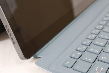De toetsenbordvoet kan niet worden gekanteld of gekanteld, in tegenstelling tot de Surface Pro die extra magneten heeft