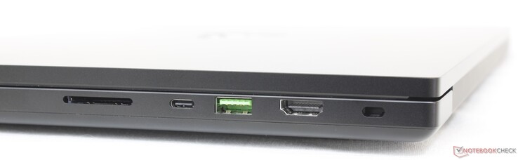 Rechts: SD-kaartlezer, USB-C 3.2 Gen. 2 w/ Thunderbolt 4 + Power Delivery + DisplayPort 1.4, USB-A 3.2 Gen. 2, HDMI 2.1, Kensington-slot