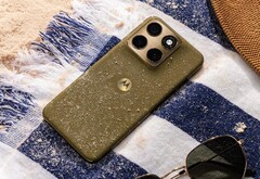 De Motorola Edge 2026 heeft een opvallende achterkant met een stoffen oppervlak.