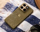 De Motorola Edge 2026 heeft een opvallende achterkant met een stoffen oppervlak.