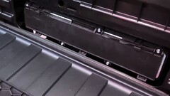 Het HEPA-filter van Cybertruck is in een minuut te vervangen (Afbeelding: Munro Live/YT)