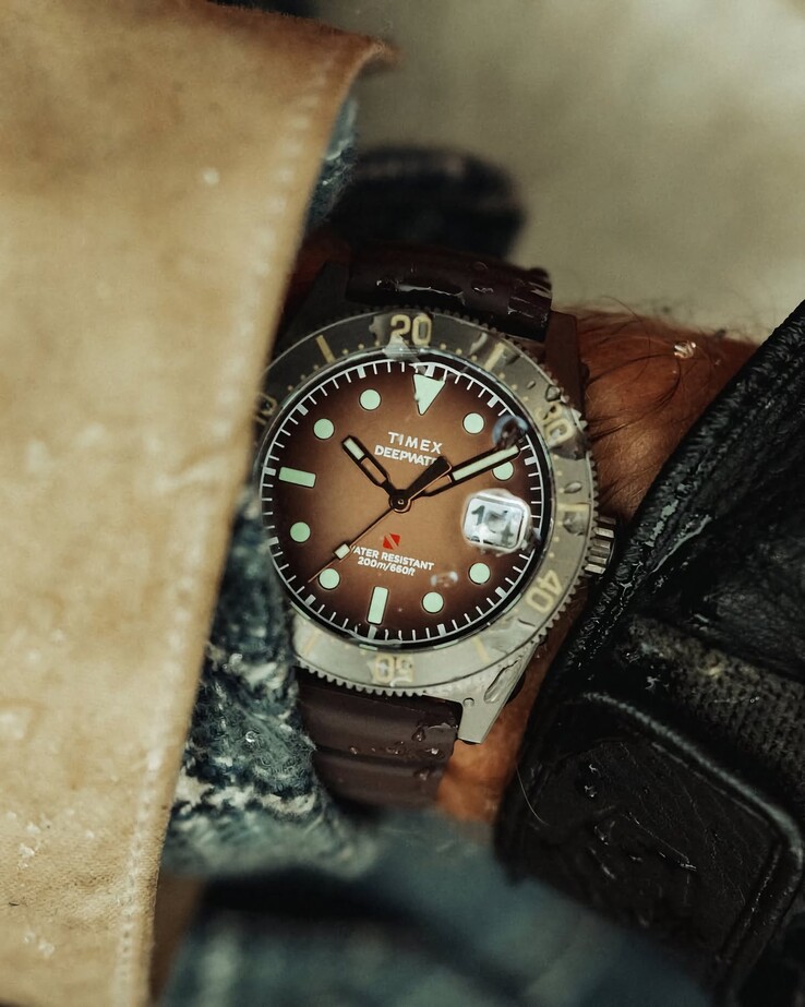Huckberry x Timex Deepwater Reef 200 duikhorloge met een bruine wijzerplaat, roestvrijstalen kast, zwarte lunette en bijpassende bruine band.