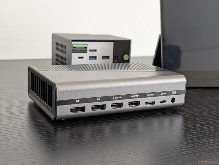 2x DisplayPort 2.0 (4K120), 2x HDMI 2.1 (4K120), OcuLink (PCIe4 x4), USB-C 4.0 (100 W Power Delivery, geen DisplayPort), AC-adapter