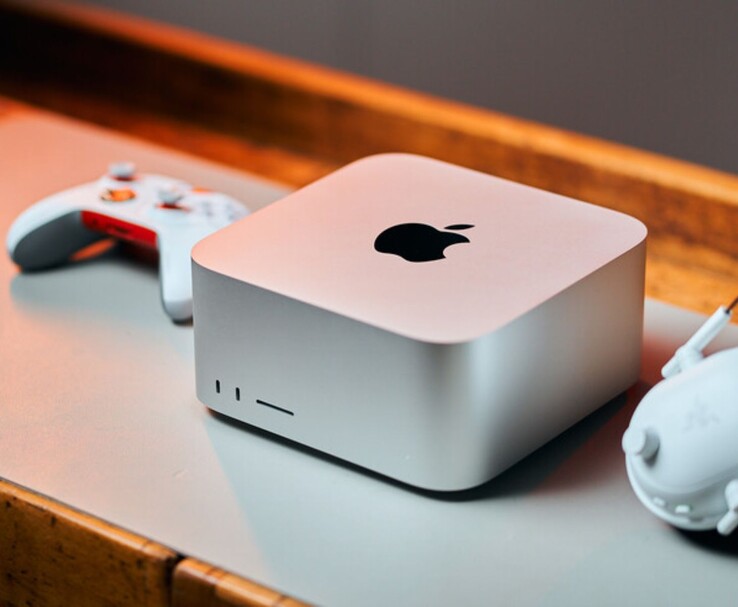 Apple Mac Studio bureaublad geplaatst op een bureau (Afbeelding bron: Notebookcheck)