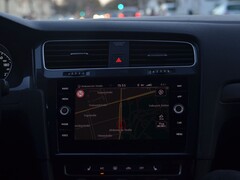 Dashboard van een auto met een navigatiekaart op het infotainmentscherm
