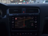 Dashboard van een auto met een navigatiekaart op het infotainmentscherm