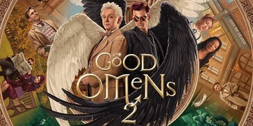 Aziraphale en Crowley lopen in de pas, niet als engel en demon, maar als twee oude zielen die stilletjes door een wereld navigeren die geen plaats meer maakt voor verhalen zoals die van hen.