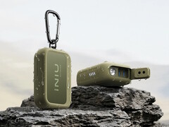De INIU Outdoor Rugged 10000-powerbank is voorzien van een ingebouwde witte/rode zaklamp, een statiefaansluiting en een clip.