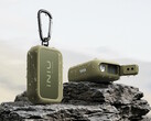 De INIU Outdoor Rugged 10000-powerbank is voorzien van een ingebouwde witte/rode zaklamp, een statiefaansluiting en een clip.