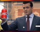 Gabriel Macht als Harvey Specter die een Coca-Cola blikje vasthoudt in een scène die wordt gebruikt om de AI-gegenereerde productplaatsing van Halftime te demonstreren (bron: @xai via X, voorheen Twitter)