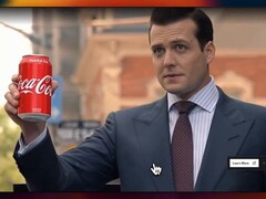 Gabriel Macht als Harvey Specter die een Coca-Cola blikje vasthoudt in een scène die wordt gebruikt om de AI-gegenereerde productplaatsing van Halftime te demonstreren (bron: @xai via X, voorheen Twitter)