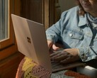 Afbeeldingsbron: Persoon met een Microsoft Surface-laptop bij een raam (Afbeeldingsbron: Surface op Unsplash)