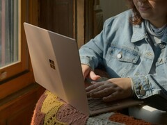 Afbeeldingsbron: Persoon met een Microsoft Surface-laptop bij een raam (Afbeeldingsbron: Surface op Unsplash)