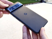 De Pixel 8 Pro overleeft val- en krastests op bewonderenswaardige wijze. (Afbeeldingsbron: PBKreviews)
