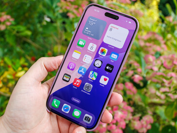 De Apple iPhone 16 Pro Max buiten