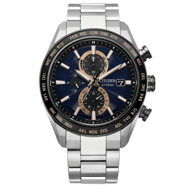 Citizen Attesa-chronograaf met een donkerblauwe wijzerplaat, roségoudkleurige accenten, zwarte wereldtijdbezel en Super Titanium-armband
