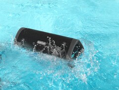 De EarFun UBOOM L draagbare Bluetooth-luidspreker is waterdicht, met een IP67-rating. (Afbeelding bron: EarFun)