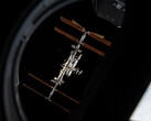 Het internationale ruimtestation in een baan om de aarde gezien vanuit de SpaceX Crew Dragon. (Afbeeldingsbron: NASA Johnson op Flickr)