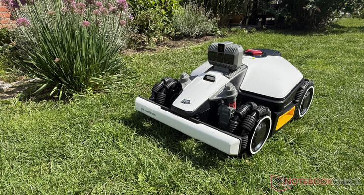 Luba Mini met LiDAR-navigatie tijdens het maaien