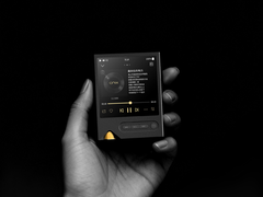 De Onix Tocata XM2 DAP, afgebeeld in een hand tegen een zwarte achtergrond. (Afbeeldingsbron: Onix)