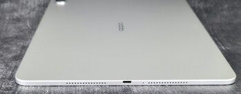 Rechts: Luidspreker, USB 3.2 Gen1 Type-C poort, microfoon, luidspreker